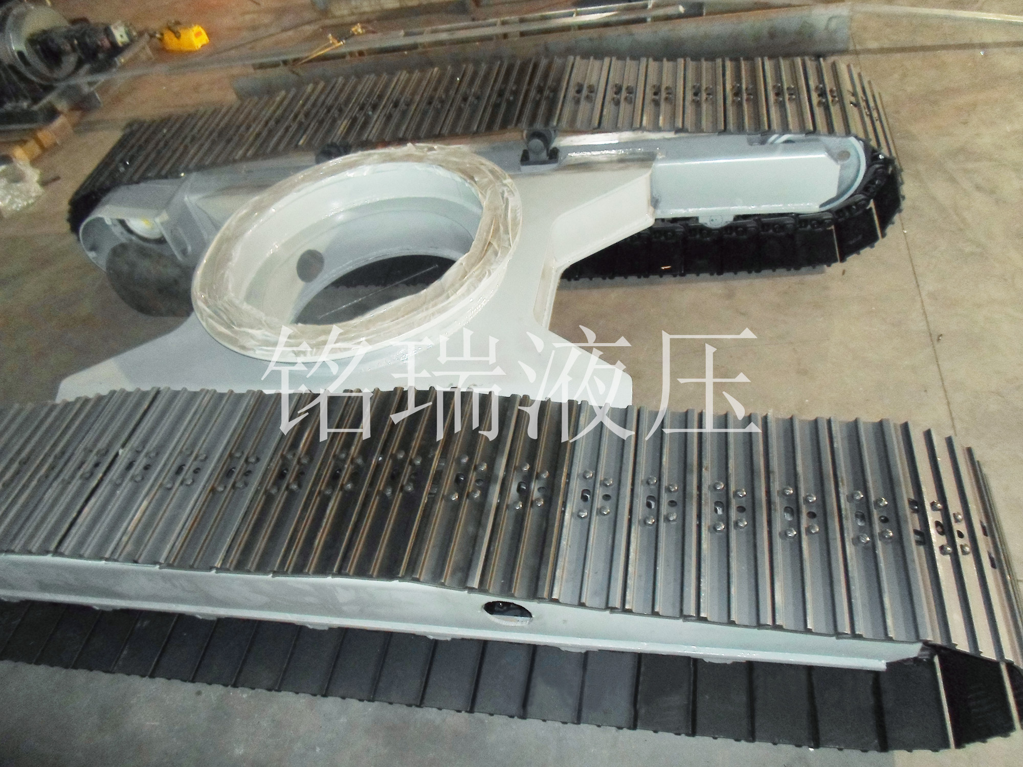 X型梁回轉(zhuǎn)履帶底盤(pán)