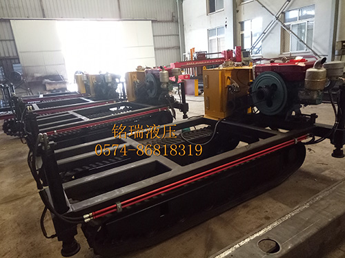 帶液壓系統(tǒng)的鉆機(jī)履帶底盤(pán)